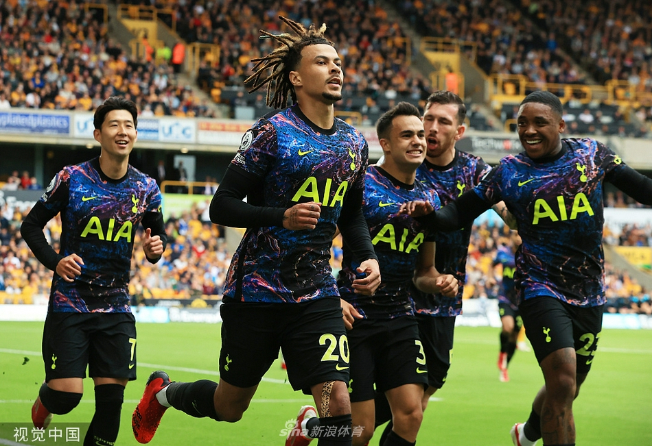 阿里在禁区内被狼队门将若泽·萨扑倒的瞬间，主裁判手指十二码点，点球！莫利诺克斯球场的气氛瞬间凝固。