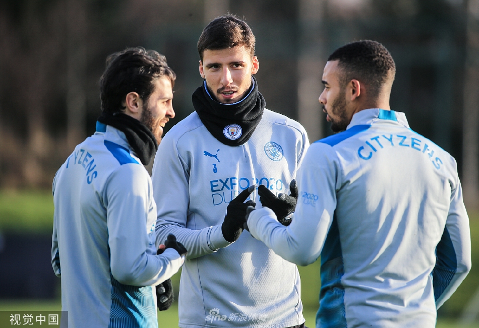 瓜迪奥拉亲自指导核心球员，在训练场上展开战术板激烈讨论