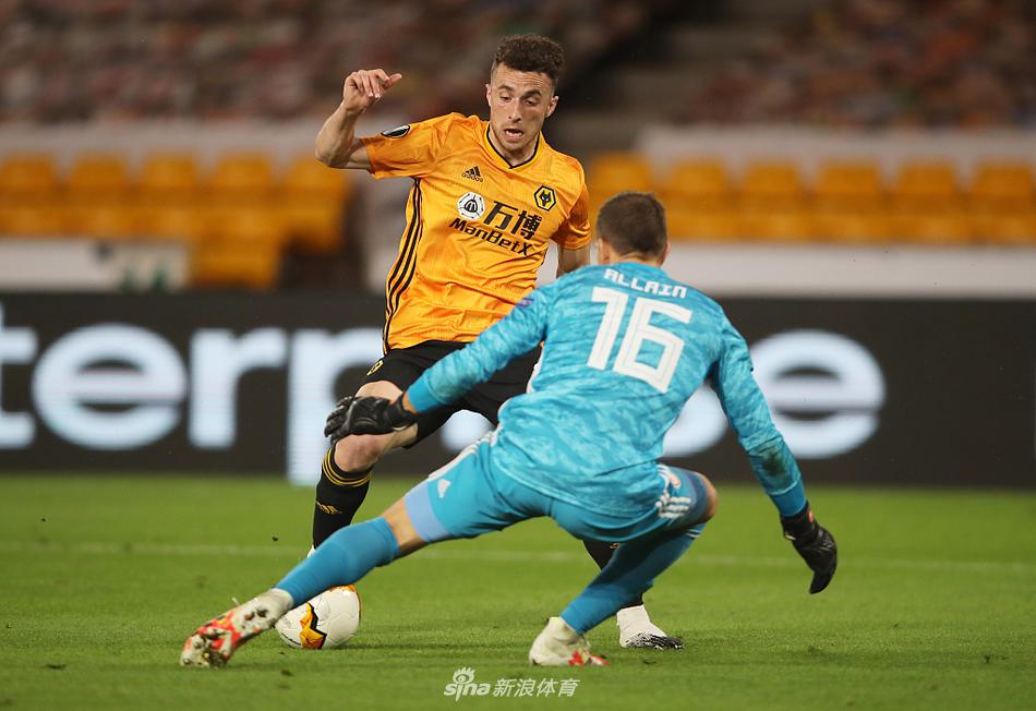 狼队中场核心穆蒂尼奥奋力铲抢，草屑飞扬间他与奥林匹亚科斯球员瓦尔布埃纳的双腿激烈碰撞，尽显中场绞杀战的惨烈