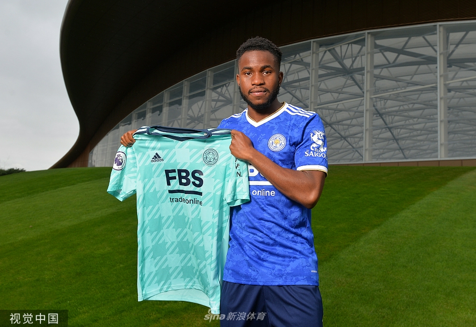 皇权球场外，卢克曼与球队的吉祥物和背景板合影，这标志着他正式成为了蓝狐大家庭的一员，故事从这里开始。