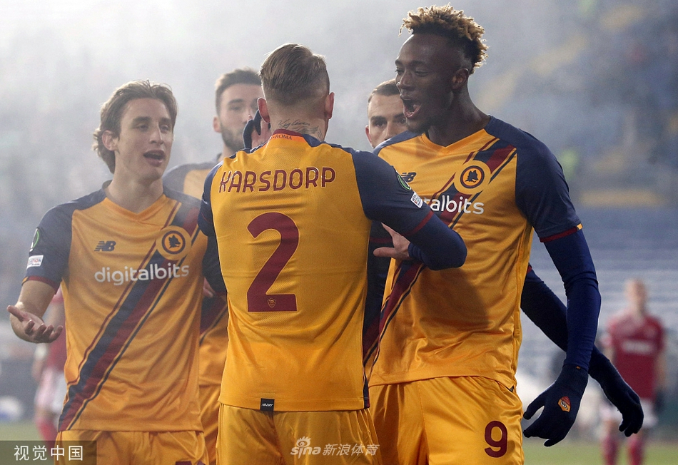 罗马前锋亚伯拉罕在进球后张开双臂激情庆祝，身后是索非亚中央陆军球员落寞的背影，寒冷夜空中他的呼喊仿佛点燃了整个客场看台。