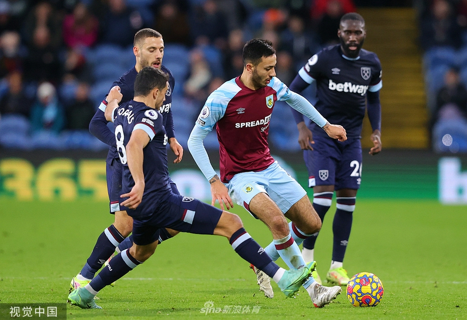 西汉姆联球员鲍文起脚劲射瞬间，伯恩利后卫飞身封堵，动作充满力量感