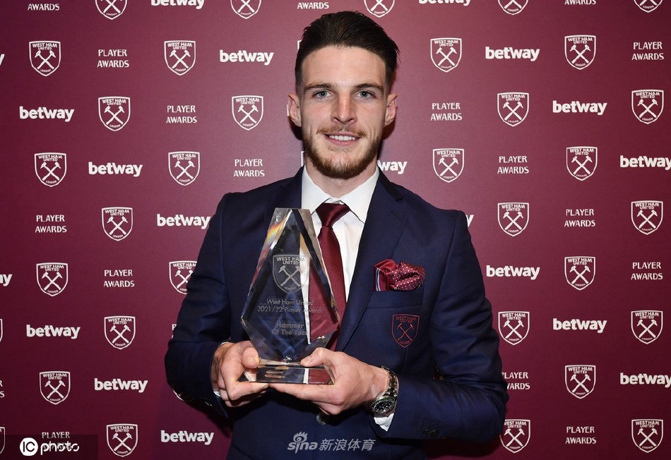 获奖者们齐聚舞台中央，共同举起奖杯合影，奖杯在灯光下熠熠生辉，定格了这个属于铁锤帮的荣耀之夜。