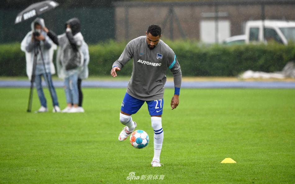 一个简单的抢圈游戏，博阿滕却做得格外认真。他伸出长腿试图拦截皮球，眼神中闪烁着对胜利的渴望。这种一丝不苟的训练态度，正是目前这支柏林赫塔最需要的精神内核，他将成为更衣室里真正的领袖。