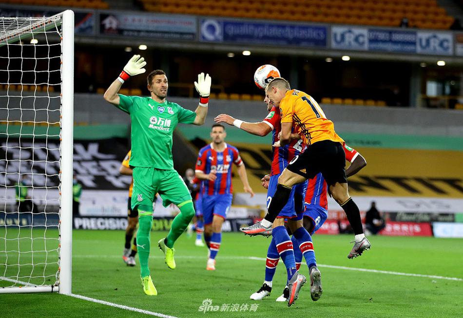 进球后的狼队球员相拥庆祝，波登斯张开双臂，享受着队友们的簇拥和主场球迷的欢呼，他的脸上洋溢着为球队首开纪录的自豪与兴奋。