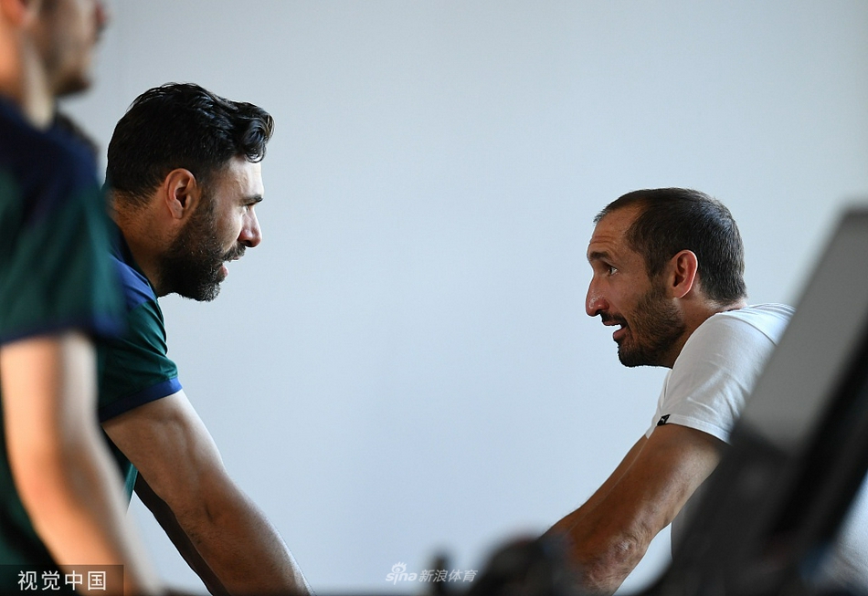 若日尼奥在抢圈游戏中如鱼得水，他轻盈的触球和精准的传球彰显着中场节拍器的独特魅力，对手很难从他脚下抢走皮球