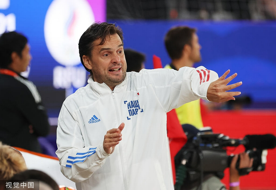 日本队核心球员赤熊卓弥在禁区边缘侧身倒挂金钩，身体腾空瞬间与碧蓝的天空构成一幅动感十足的画面。