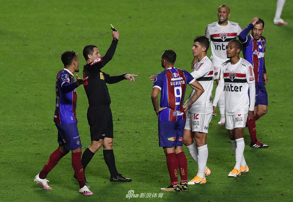 场边的圣保罗主教练费尔南多·迪尼兹难掩焦急之情，他用肢体语言大声指挥着场上队员，雨水打湿了他的外套，但无法浇灭他渴望改变战局的迫切心情。