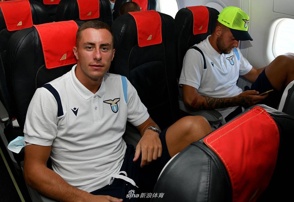 训练场上，拉齐奥球员们正在进行拉伸与热身，阳光洒在他们身上，专注的神情预示着即将到来的高强度训练。