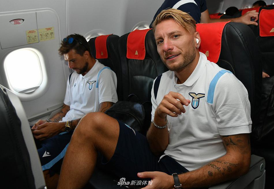 因莫比莱与队友在酒店门口交谈，他轻松的笑容背后，是作为球队核心在新赛季继续攻城拔寨的决心。