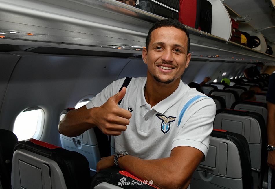 多洛米蒂山脚下的训练场上，拉齐奥球员正在进行分组对抗，远处的山峰默默见证着这支意甲劲旅的夏训历程。