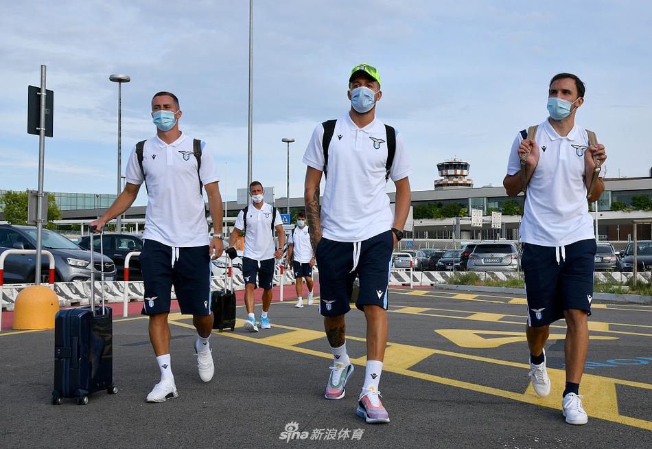 蓝鹰众将抵达奥龙佐，背景是多洛米蒂山的壮丽景色，他们面带微笑，准备迎接新赛季的挑战。