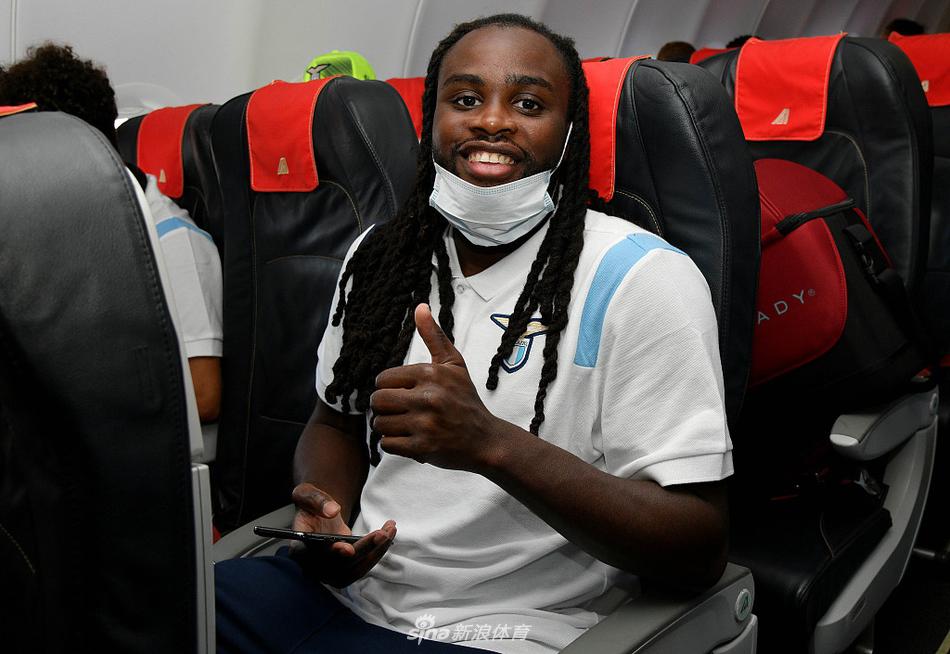 拉齐奥球员们提着训练装备，鱼贯进入驻地酒店，宁静的小镇将成为他们新赛季起航前的最后一片备战净土。