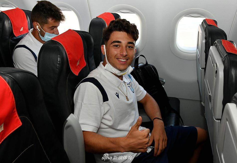 训练场边，主教练小因扎吉双手叉腰，目光如炬地注视着场上的训练情况，他的战术蓝图正在这片场地上逐步构建。