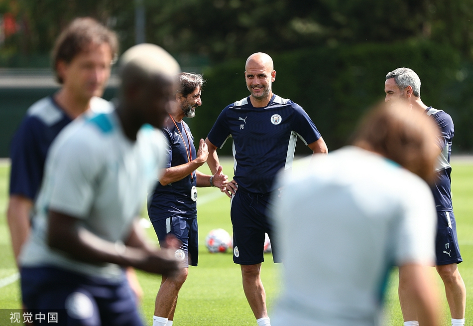 马赫雷斯在分组对抗中拿球，他身边是积极防守的队友。这一刻，时间仿佛静止，所有人都聚焦在他脚下的足球。这位技术大师的眼神中透露出锐利的光芒，预示着他将在新赛季继续用魔术般的左脚，为球队描绘胜利的轨迹。