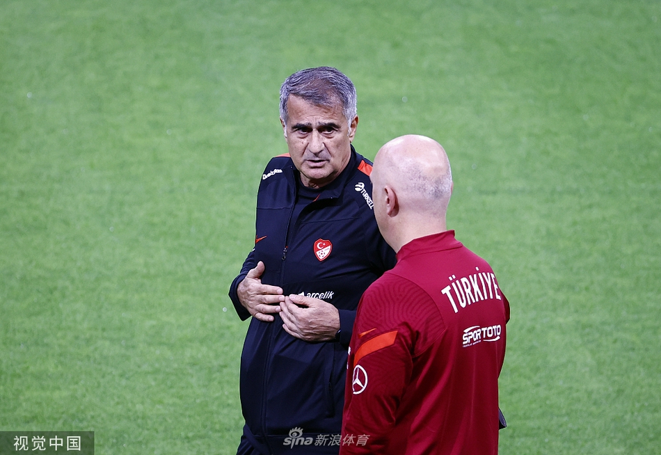 发布会上的恰尔汗奥lu低头沉思，仿佛在预演比赛中即将到来的激烈对抗，沉默的背后是为国家荣誉而战的炽热决心。