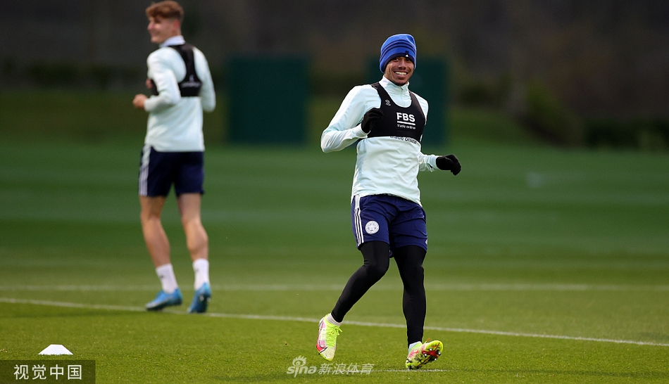 全队进行分组对抗训练，绿茵场上攻防转换节奏飞快，战意正浓