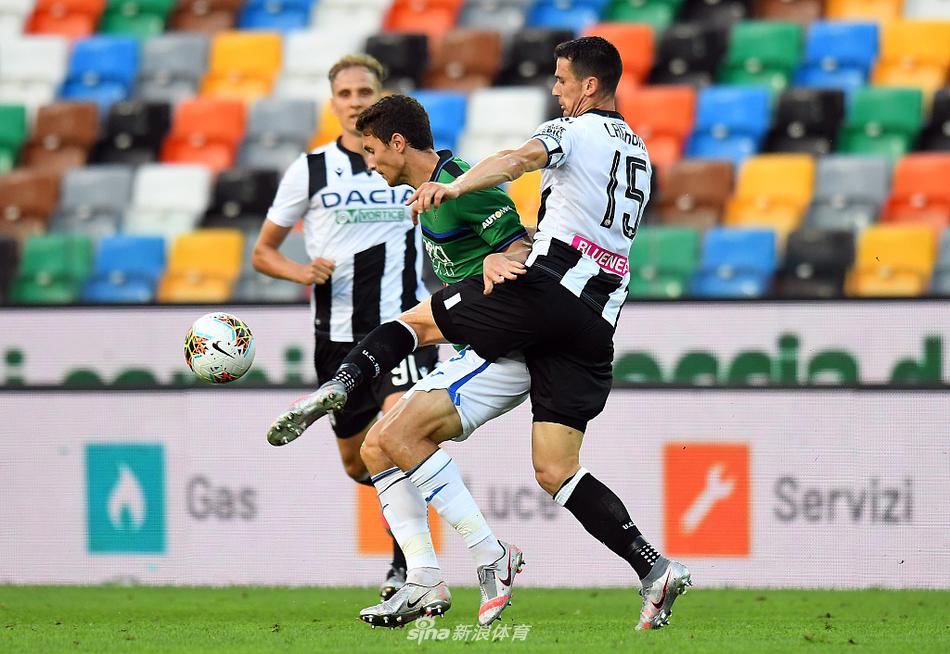 穆里尔在打入第二粒世界波后，队友们纷纷围拢上来，戈麦斯更是直接跳上他的背，共同庆祝这粒锁定胜局的精彩进球。