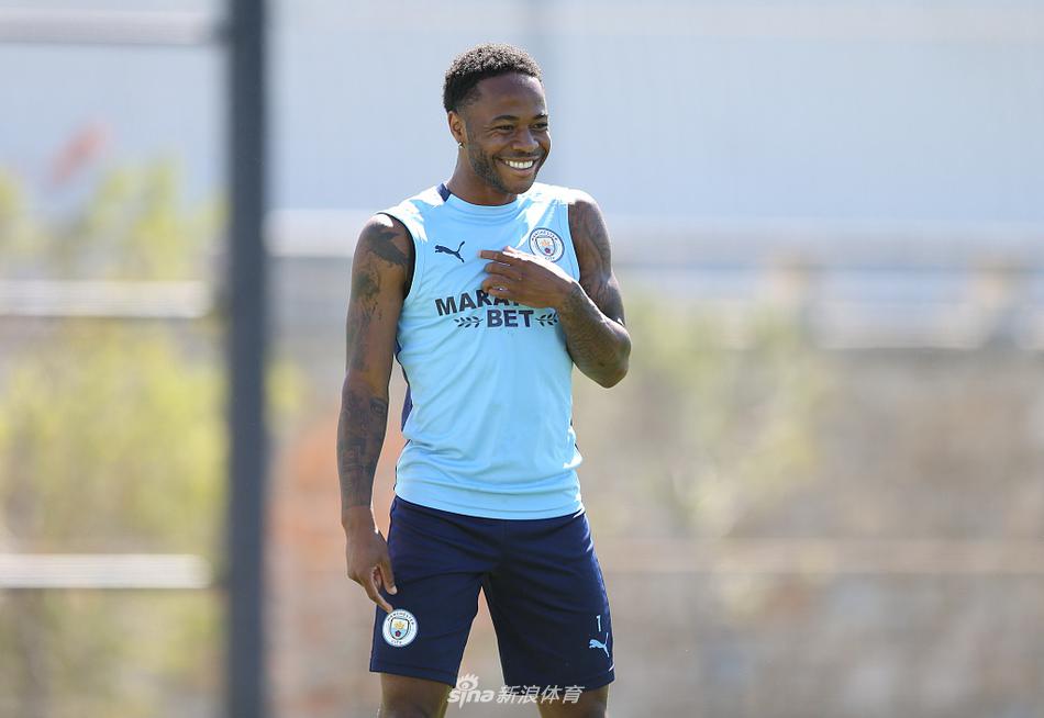 曼城后防线正在进行紧逼与协防演练，迪亚斯与拉波尔特高声呼应，指挥队友保持紧凑的防守阵型