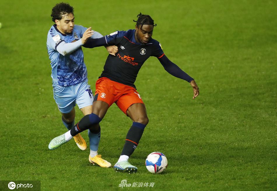 终场哨响，考文垂球员略显遗憾地走向场边，一场白卷之战虽然未能带来进球，但他们用顽强的防守证明了自己在英冠赛场上的竞争力。