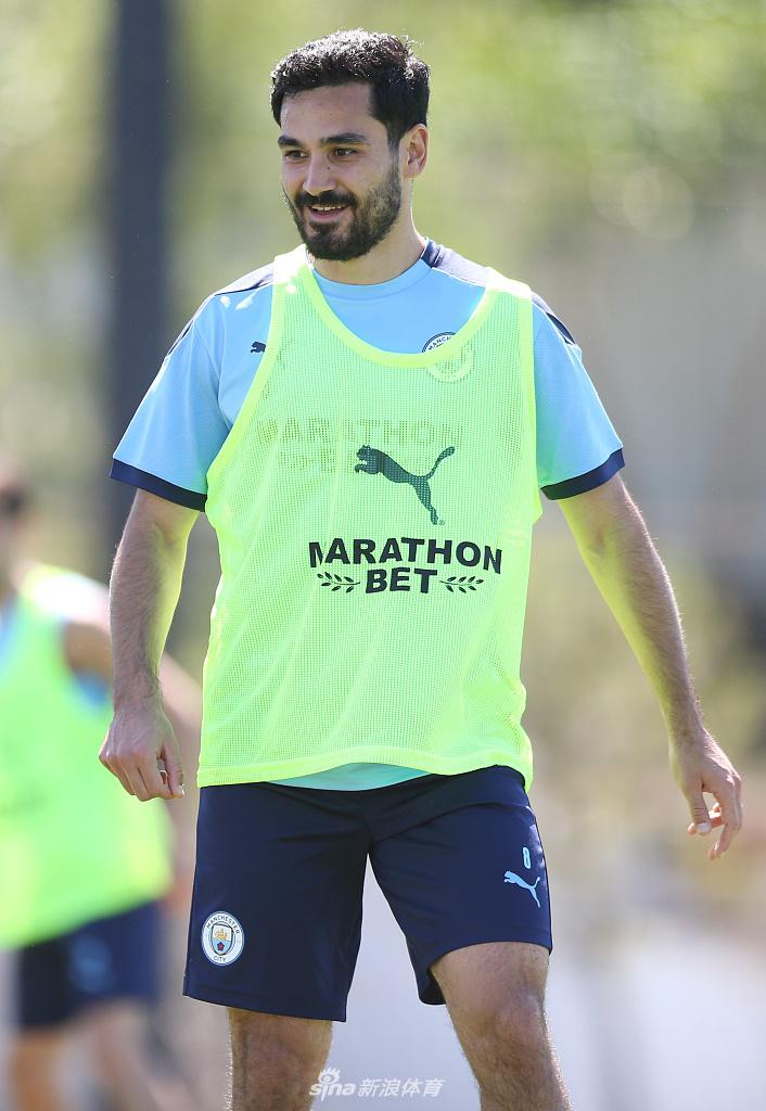 训练场上，阿圭罗独自进行射门加练，他目光如炬，每一次触球都力求完美，誓要在欧冠赛场证明自己