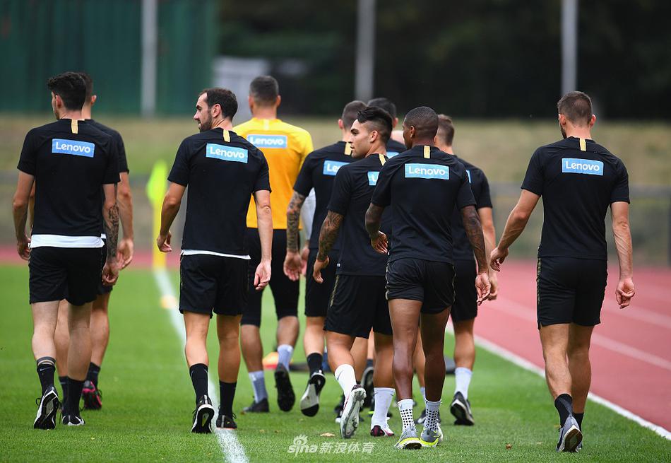 镜头拉远，夕阳下的体育公园笼罩在一层柔和的暖色中，场上的球员们三三两两进行着最后的放松，整个训练营沉浸在一种大战前的平静与肃穆之中。