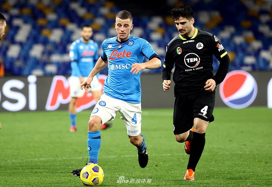 🤝 库利巴利与队友击掌相庆，他是后防线上的定海神针，也是球队精神的支柱，这场胜利属于每一个拼搏的那不勒斯人。