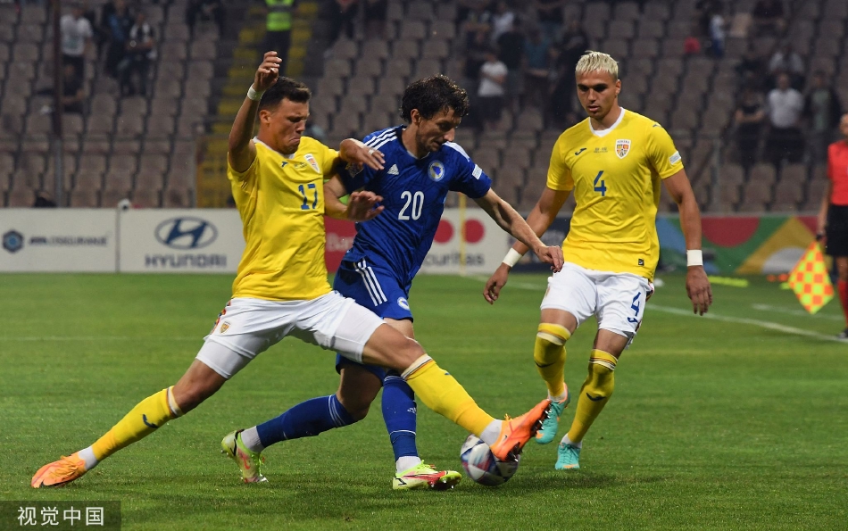 波黑队门将塞希克飞身跃起单掌将罗马尼亚队的任意球攻门托出横梁，完成关键扑救