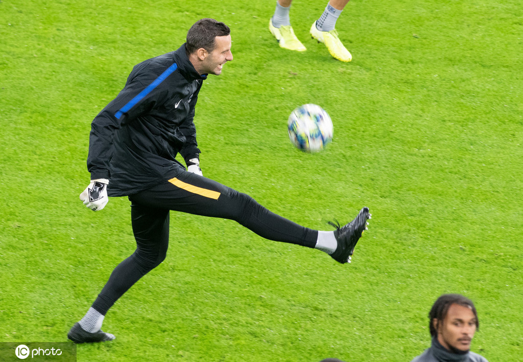 训练场上，德弗赖与巴斯托尼两位后防中坚正在低声交流，他们身后的看台空空荡荡，但明天这里将被黄色海洋填满。