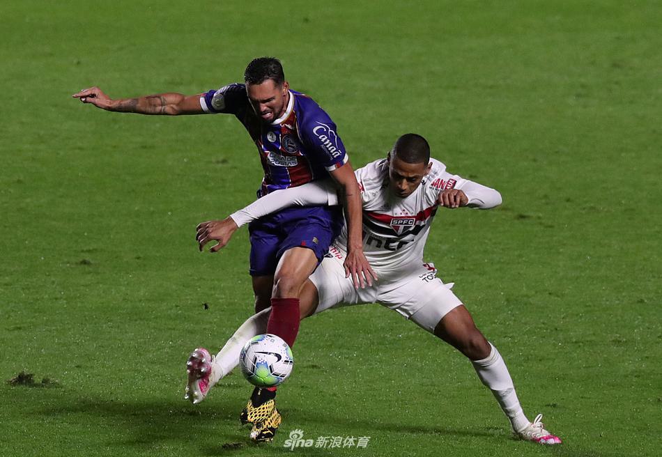 在莫伦比球场的细密雨丝中，圣保罗球员们围成一圈，相互鼓劲，他们坚毅的眼神仿佛能穿透雨幕，誓要在这场硬仗中扭转乾坤。