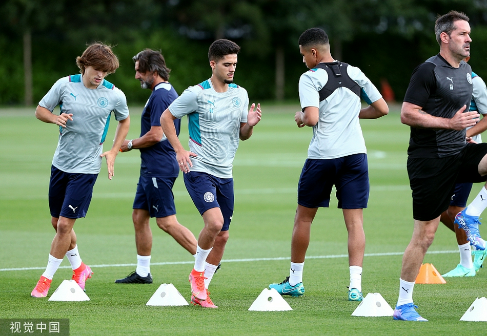 法国后卫本杰明·门迪在训练中展现出了令人捧腹的喜剧天赋，他与身边的扬·库托和巴勃罗·莫雷诺玩闹在一起，做出一个类似芭蕾舞般的滑稽平衡动作，引来队友阵阵笑声，为紧张的备战增添了许多欢乐。