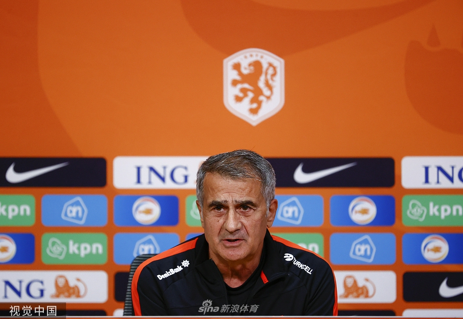 土耳其队的球员们正围绕着替补席，聚精会神地聆听主帅的战术部署，他们脸上的每一道纹理都仿佛刻画着对胜利的无限渴望。