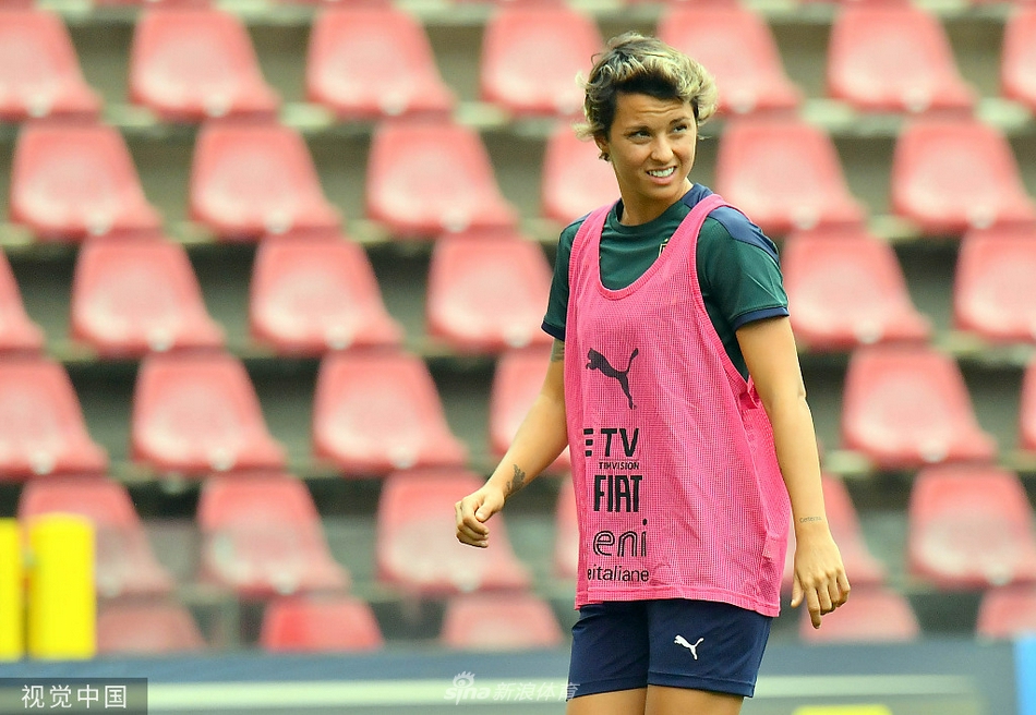 阳光洒在肩头，意大利女足全体成员紧密相依，用一张温馨的全家福定格了此刻的团结与雄心