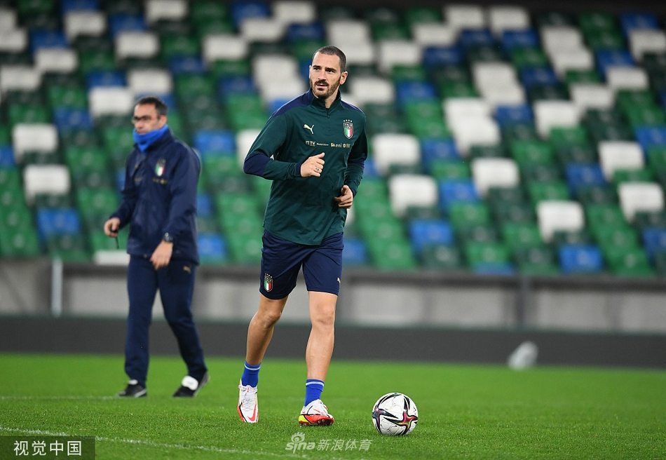 防守悍将基耶利尼在训练中大声指挥着队友站位，他坚毅的面庞和挥舞的手臂彰显着后防领袖的气质