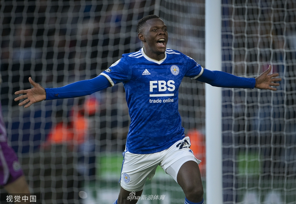 帕森·达卡推射空门后兴奋地冲向角旗区，做出标志性的空翻庆祝动作，尽显青春活力与激情。