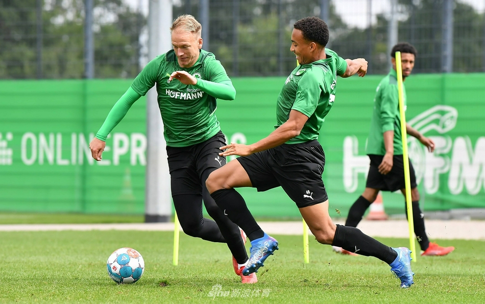 菲尔特球员们正在训练场上进行慢跑热身，他们神情专注，阳光洒在绿茵场上，为新赛季的硬仗做好体能储备