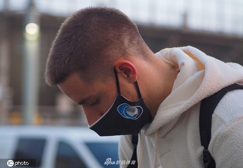 赛后混采区旁，一位幸运的小球迷终于圆梦，他不仅得到了签名，还获得了与球员同框合影的机会。他对着镜头比出胜利的手势，仿佛他才是这场比赛的MVP。