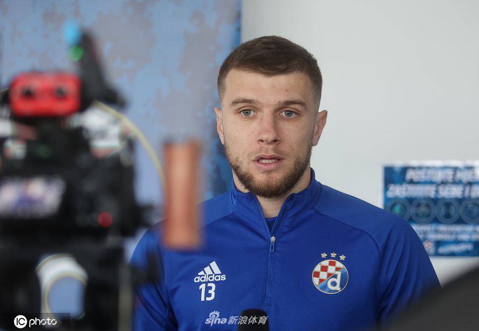 发布会的另一视角，教练正在回答记者提问，他身后的背景板上印满了俱乐部赞助商标志。他紧握的双手显示出内心的坚定，仿佛要将逆转热刺的勇气，注入到即将到来的与比利亚雷亚尔的恶战之中。