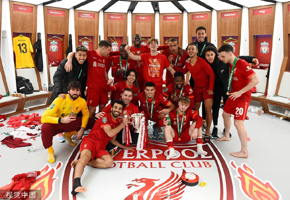 维纳尔杜姆与队友激情相拥，蓝色的背景与红色的激情形成强烈视觉冲击