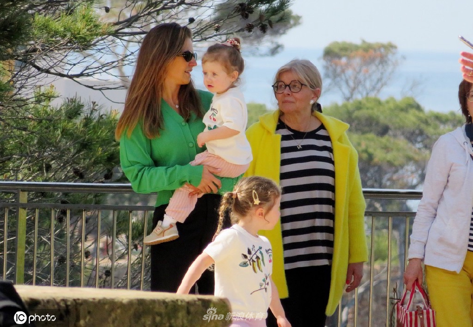 安娜手持手机与家人玩起欢乐的自拍，镜头中每个人脸上都洋溢着毫无保留的幸福微笑，亲情暖意溢于言表。