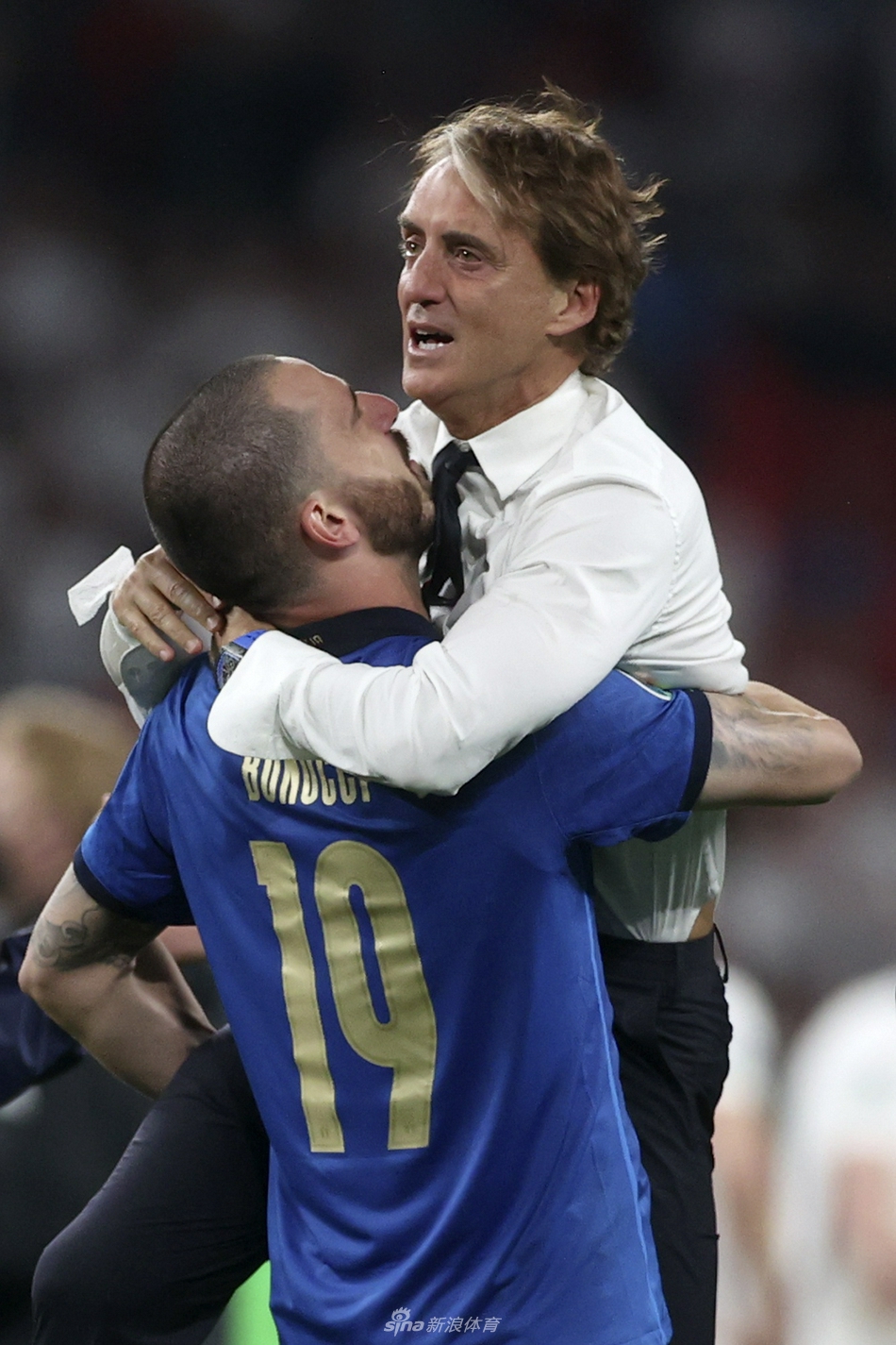 捧起金杯的荣耀时刻，曼奇尼被弟子们高高抛起，昔日的忧郁王子如今已是亚平宁的教父，他用泪水与笑容书写了一段从废墟中重建王座的传奇。