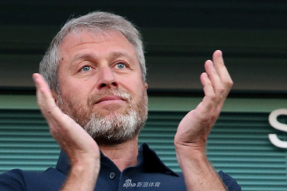 托德·伯利在签约后于斯坦福桥球场向观众致意，开启切尔西的美国资本时代