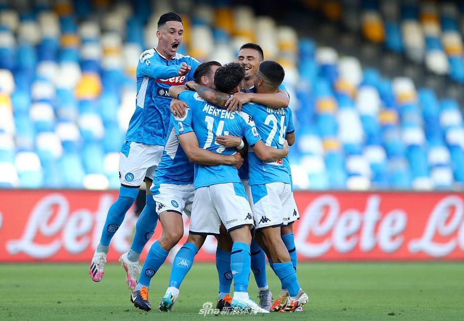 终场哨响，那不勒斯的球员们肩并肩向空无一人的看台致意，他们仿佛能听到无数球迷的心跳与欢呼，这场胜利是献给所有在疫情中坚守的人们。