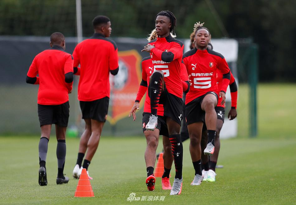 主教练双手插兜站在场边，目光如炬地注视着弟子们的一举一动，身后的替补席空无一人，他的剪影在空旷的看台前显得既孤独又坚定。