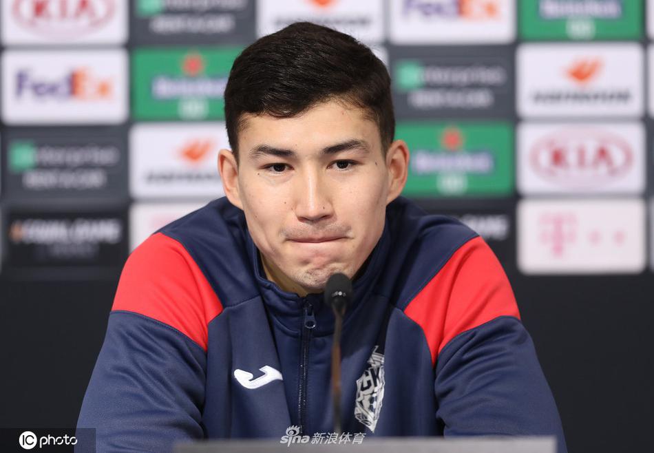 球员代表凝望镜头眼神坚毅，身后看台座椅空荡却仿佛回荡着战斗号角，萨格勒布午后阳光勾勒出俄超劲旅的硬汉轮廓。