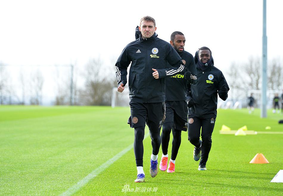 训练进入白热化阶段，两名球员在高速对抗中互不相让，力量与意志的较量在此刻体现得淋漓尽致