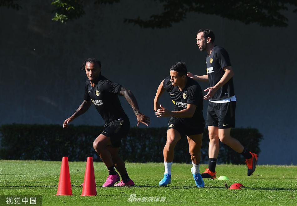 战术训练环节，孔蒂张开双臂激情指挥，队长汉达诺维奇在门前稳稳接住来球，后防领袖戈丁在他身前认真聆听战术部署