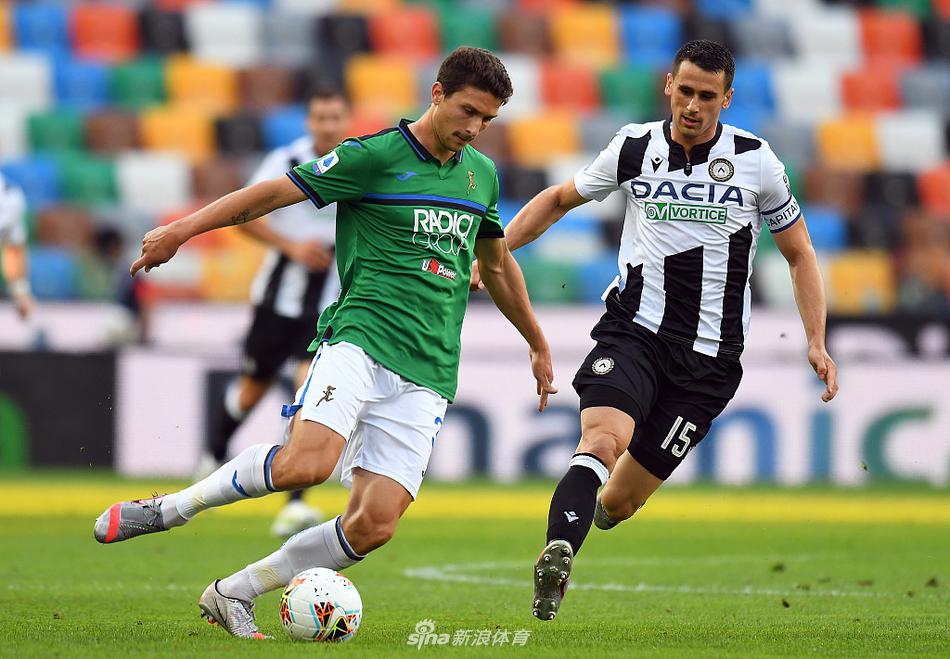 穆里尔主罚任意球瞬间，皮球划出一道美妙的弧线直奔球门死角，乌迪内斯门将穆索奋力伸展身体，却也只能目送皮球入网。