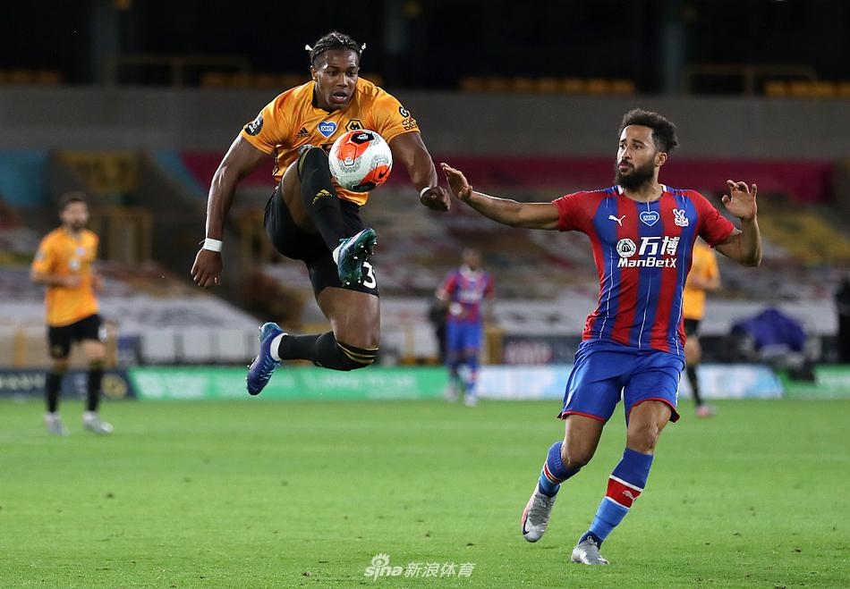 葡萄牙攻击手波登斯在禁区混战中高高跃起，以一记势大力沉的头槌攻破了水晶宫的球门，队友们纷纷冲向这位进球功臣，分享打破僵局的喜悦。