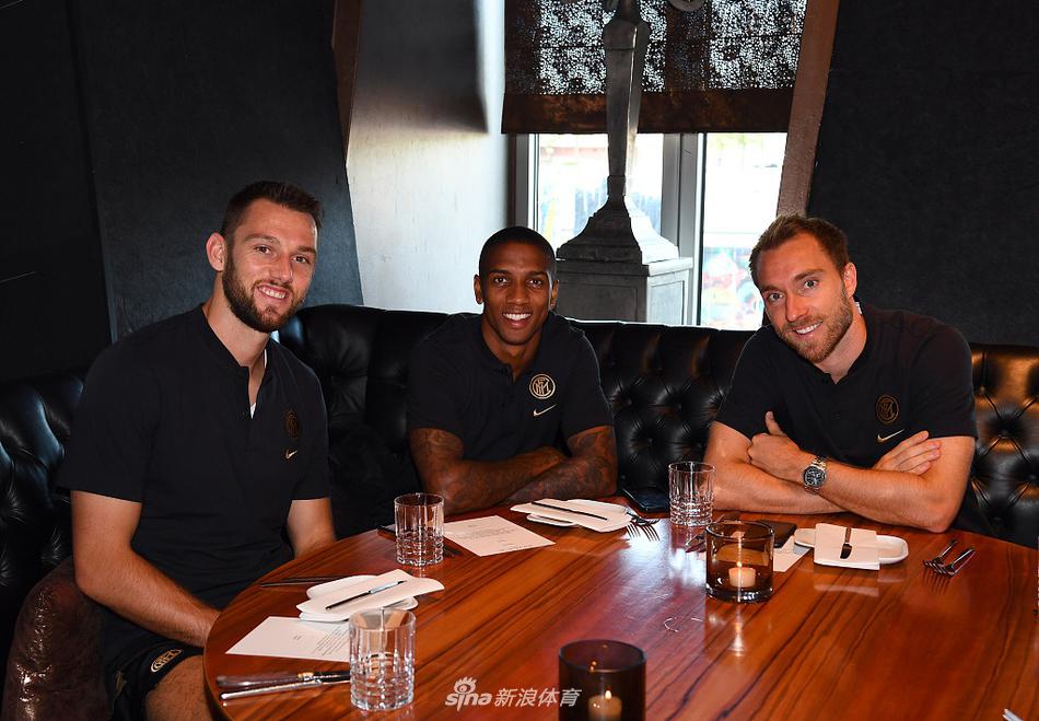 汉达诺维奇作为队长举杯示意，沉稳的表情鼓舞着全队在欧联杯赛场奋勇向前